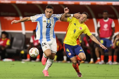 Lautaro Martínez es marcado por Santiago Arias. 