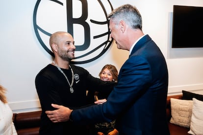 El alcalde de Badalona, Xavier García Albiol, entrega al entrenador de los Brooklyn Nets, Jordi Fernández,