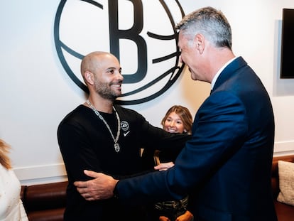 El alcalde de Badalona, Xavier García Albiol, entrega al entrenador de los Brooklyn Nets, Jordi Fernández,