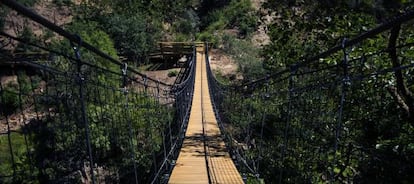 Puente de madera en un tramo del paseo del Paiva, en Portugal.