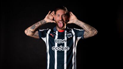 Sergio Ramos posa con la camiseta de Rayados de Monterrey.
