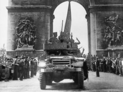 El vehículo 'Amiral Buiza', comandado por el sargento Manuel Morillas (a la izquierda) en los Campos Elíseos de París el 26 de agosto de 1944.