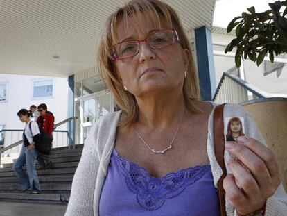 Montserrat Casares, madre de Sandra, ayer a las puertas del hospital.