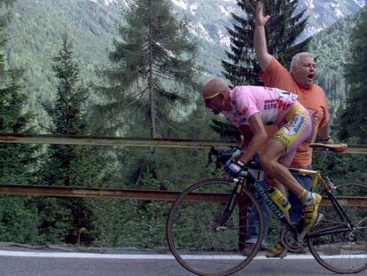 Marco Pantani, camino de Madonna di Campiglio, en el Giro de 1999.