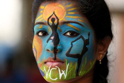 Una estudiante posa con la cara pintada con figura de yoga durante la celebración del Día Internacional del Yoga en Chennai (India), el 20 de junio de 2018.