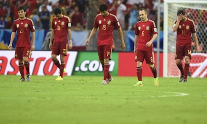 Silva, Busquets, Diego Costa Iniesta y Xabi Alonso, tras encajar un gol.