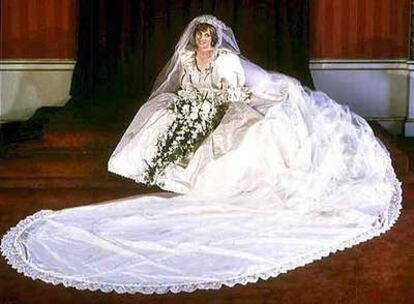 Diana de Gales posa con su vestido de boda en una imagen del 29 de julio de 1981.