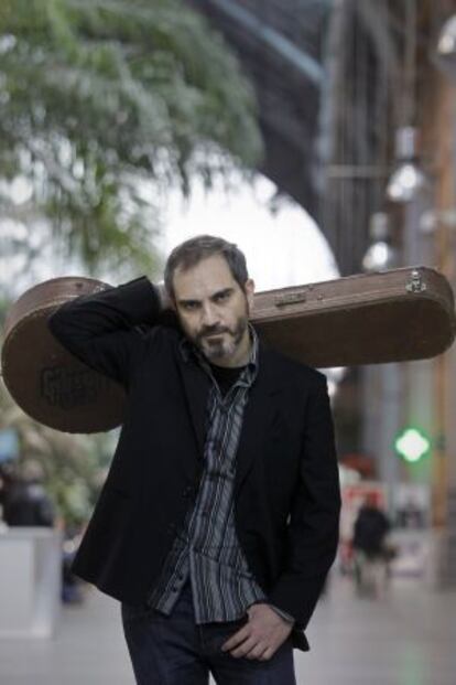 Fernando Alfaro, en la estaci&oacute;n de Atocha.