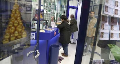 Varias personas en una administración de San Sebastián.