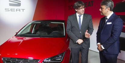 Carles Puigdemont, presidente de la Generalitat, y Luca de Meo, presidente de Seat, en la presentación del nuevo Ibiza en marzo.