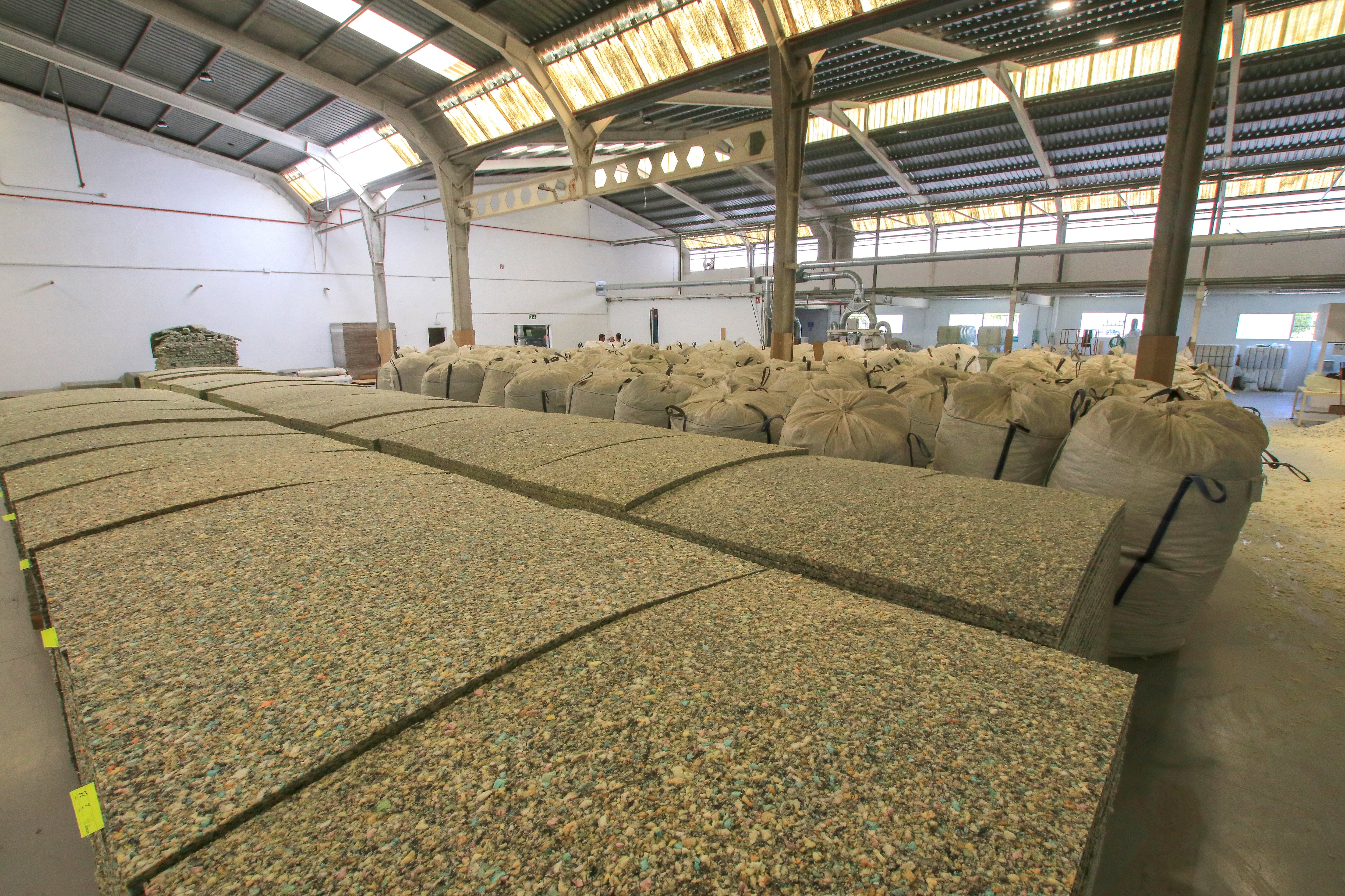 Almacenaje de sacos de colchones  triturados por Recypur que darán lugar a las nuevas planchas.