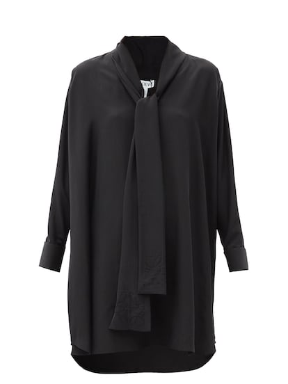 Este blusón negro de Loewe se puede llevar con pantalones o como vestido. Su larga lazada al cuello con el logo diseñado por Vicente Vela en 1970 le dan un punto digno de coleccionista. Lo tienes aquí por 1.200 euros.