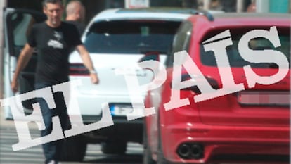 O suposto traficante Juan Andrés Cabeza se dirige a um Porsche vermelho, em Alicante (Espanha), em agosto de 2018.