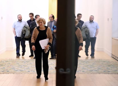 La alcaldesa de Madrid, Manuela Carmena, junto a varios de sus concejales.