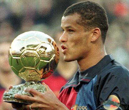 Rivaldo beija a Bola de Ouro que lhe foi entregue no Camp Nou, antes do encontro frente ao Racing Santander, em 1999.