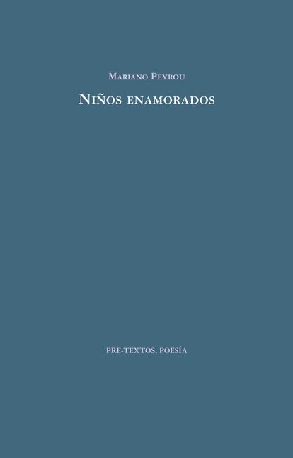 "Es un secreto a voces que Mariano Peyrou (1971) posee una de las escrituras más personales y sorprendentes del panorama actual. Su nuevo libro, Niños enamorados, está más cerca de las ondulaciones perceptuales de Estudio de lo visible (2007) que de la implosión imaginativa de Temperatura voz (2010), dos obras que le permitieron escapar del infierno de las jóvenes promesas para ingresar en el limbo de las no tan jóvenes evidencias. El discurso de Peyrou se complace en las rupturas lógicas y psicológicas, en el juego de las ambigüedades y en el placer de lo discontinuo. Así, el sujeto reflexivo y reflejo de Niños enamorados se va desvelando en composiciones extensas pero fragmentarias, cuyo fraseo recuerda a las desviaciones imprevistas del free jazz". Por LUIS BAGUÉ QUÍLEZ