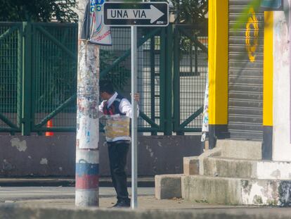 Un hombre es visto con un dispositivo explosivo adherido al cuerpo hoy, en Guayaquil (Ecuador).