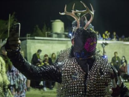 La tradicional fiesta se celebra en San Agustín Etla, donde cientos de personas se disfrazan con trajes cubiertos de cascabeles y bailan al ritmo de la comparsa hasta el amanecer