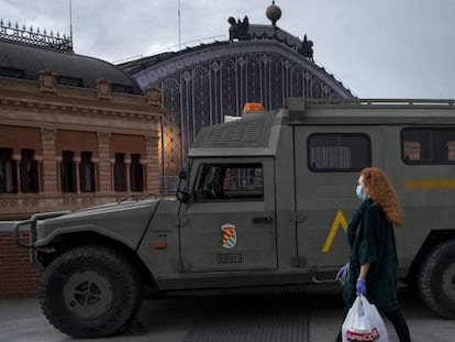 Efectivos de la Unidad Militar de Emergencia (UME) patrulla la estación de Atocha, en Madrid.