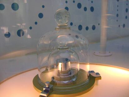 Una réplica del prototipo del kilo, con su doble campana de cristal protectora