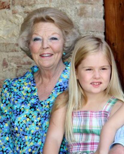 Beatriz de Holanda con su nieta Amalia.