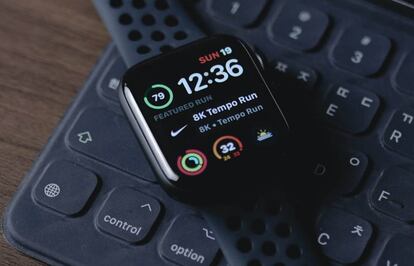 Apple Watch encima teclado