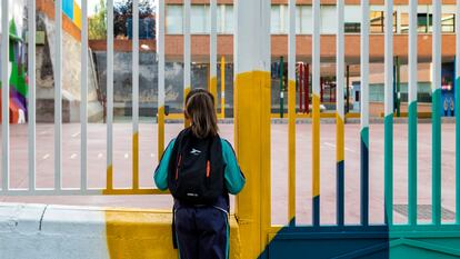 Una alumna, a las puertas del colegio público Hernán Cortés de Madrid, en 2023.