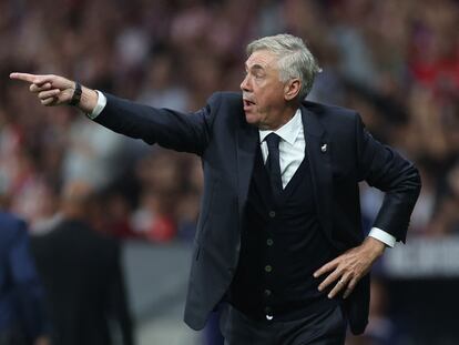 Carlo Ancelotti, durante el derbi madrileño de este domingo.