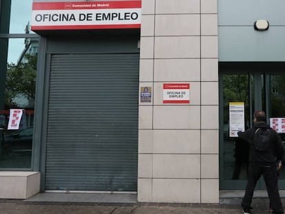 Un hombre entra por la puerta de una Oficina de Empleo de Madrid.