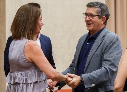 La presidenta del Congreso, Francina Armengol, este martes en el Congreso junto al portavoz del PSOE, Patxi López.