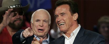 John McCain y Arnold Schwarzenegger durante un acto electoral en Columbus (Ohio)