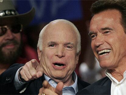 John McCain y Arnold Schwarzenegger durante un acto electoral en Columbus (Ohio)