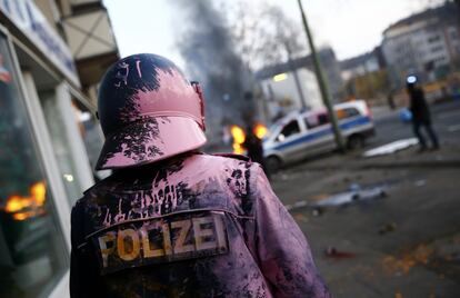 Algunos de los manifestantes han lanzado bombas de pintura contra los agentes de policía.