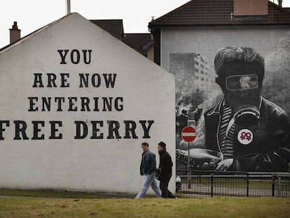 Carteles en el barrio católico de Bogside, en Derry (Irlanda del Norte), donde ocurrió el 'Domingo Sangriento' de 1972.