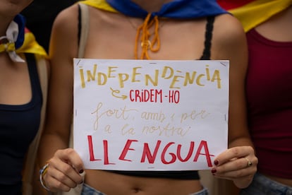 Una manifestante sujeta un cartel en defensa de la lengua catalana en Barcelona, este jueves. 