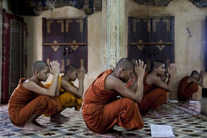 Un grupo de jóvenes monjes budistas reza en el templo de Wat Bo, en la ciudad de Siem Reap.
