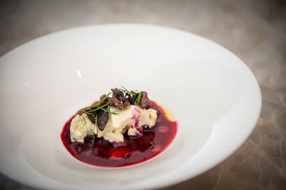 Postre de gorgonzola, jugo de fresas, aceituna negra y aceite de oliva, del restaurante VelascoAbellà, en Madrid.