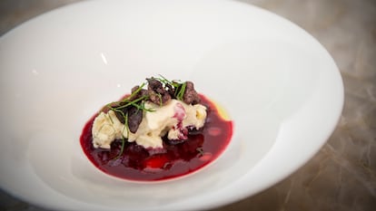 Postre de gorgonzola, jugo de fresas, aceituna negra y aceite de oliva, del restaurante VelascoAbellà, en Madrid.