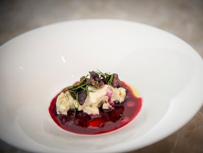 Postre de gorgonzola, jugo de fresas, aceituna negra y aceite de oliva, del restaurante VelascoAbellà, en Madrid.