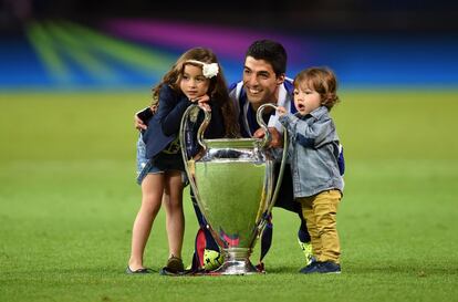 Luis Suarez  con sus hijos en el cesped del Olímpico
