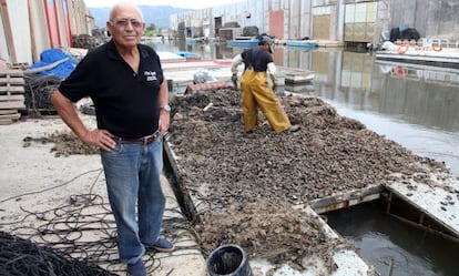 Agusti Bertomeu, junto a sus maltrechos mejillones, en la Bahía de los Alfaques (Tarragona).