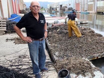 Agusti Bertomeu, junto a sus maltrechos mejillones, en la Bahía de los Alfaques (Tarragona).