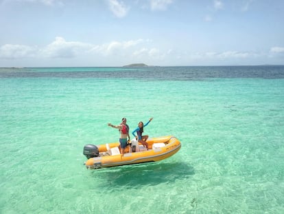 Una excursión en zódiac por isla Palominitos.