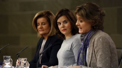 La vicepresidenta del Gobierno Soraya Saenz de Santamaria, comparece en rueda de prensa, junto con las Ministras Fatima Ba&ntilde;ez e Isabel Tejerina