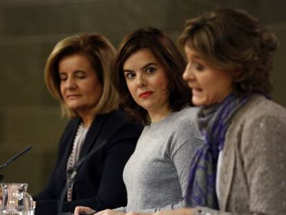 La vicepresidenta del Gobierno Soraya Saenz de Santamaria, comparece en rueda de prensa, junto con las Ministras Fatima Ba&ntilde;ez e Isabel Tejerina