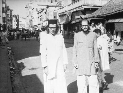 Peter Orlovsky y Allen Ginsberg, en Calcuta, en 1962.