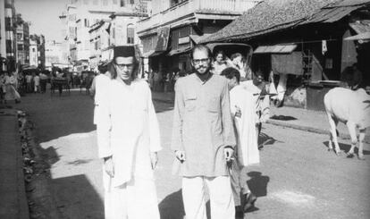 Peter Orlovsky y Allen Ginsberg, en Calcuta, en 1962.