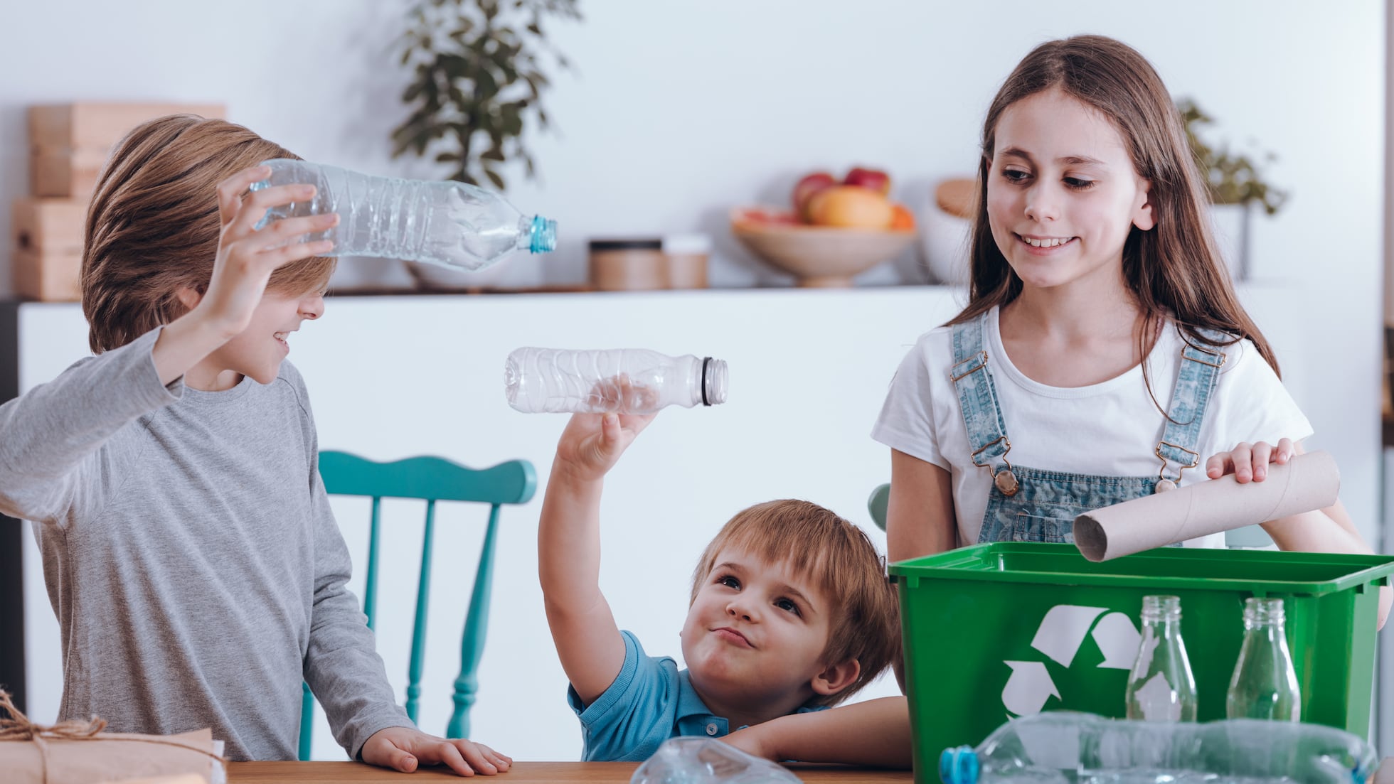Niños reciclando en casa