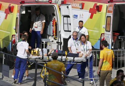 Mulher &eacute; levada para o atendimento m&eacute;dico no Parque Ol&iacute;mpico, nesta segunda.