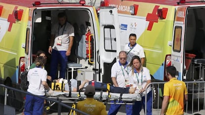 Mulher &eacute; levada para o atendimento m&eacute;dico no Parque Ol&iacute;mpico, nesta segunda.